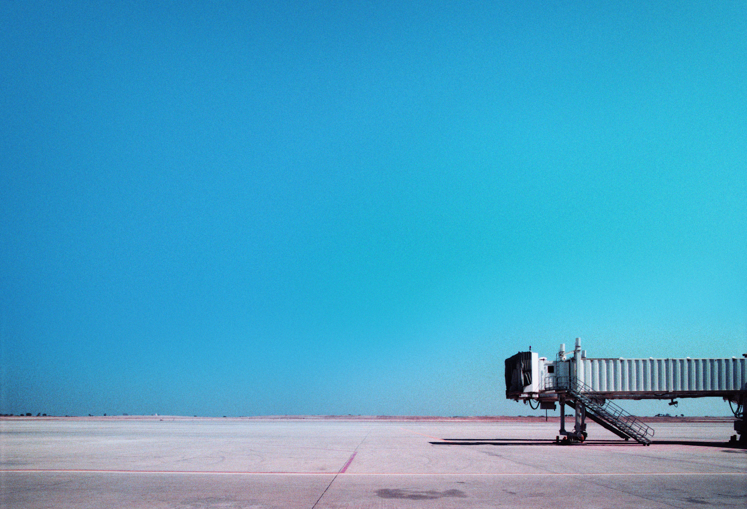 Extension de la porte d'embarquement de l'aéroport sur le tarmac