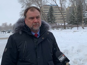 Le prédicateur de rue et militant politique Artur Pawlowski s'adresse aux journalistes devant l'Assemblée législative de l'Alberta à Edmonton le jeudi 12 janvier 2023.