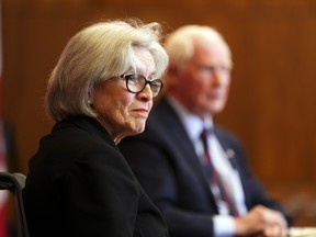 David Johnston, rapporteur spécial indépendant sur l'ingérence étrangère, avec son avocate Sheila Block.