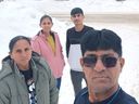 Pravinbhai Chaudhari, 49 ans, est vu sur une photo non datée aux côtés de sa famille, dont sa femme Dakshaben, 45 ans;  fils Meet, 20 ans;  et sa fille de 23 ans, Vidhi. 