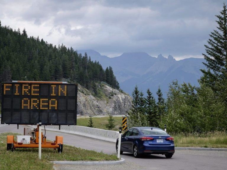 Des incendies de forêt déclenchent des ordres d’évacuation dans le centre et l’ouest de l’Alberta