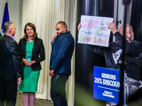 La dirigeante de l'UCP, Danielle Smith, attend que les manifestants perturbent une conférence de presse à Calgary le jeudi 11 mai 2023.