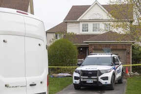 Une camionnette d'identification médico-légale de la police de Londres se trouve devant une maison au 856 Redoak Ave., dans le nord-ouest de Londres, le vendredi 21 avril 2023. La veille, Carolyn Carter, 69 ans, est décédée après avoir été retrouvée avec des blessures graves.  (Mike Hensen/The London Free Press)