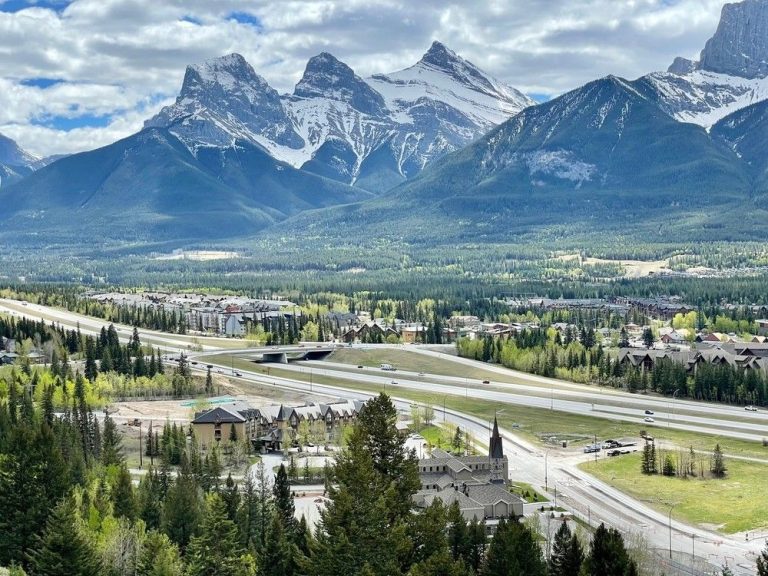 Des restes humains retrouvés dans le parc national de Banff liés à une enquête sur un homicide: police