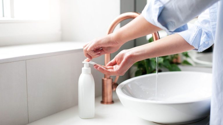 Devez-vous d’abord ajouter du savon ou de l’eau lorsque vous vous lavez les mains ?  – LifeSavvy