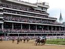 Javier Castellano se dirige le premier vers la ligne d'arrivée de la 149e course du Kentucky Derby à Churchill Downs.