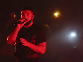 Drake se produit à la Scotiabank Arena de Toronto, en Ontario.  le mardi 21 août 2018.