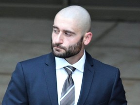 Police de Londres Const.  Eldin Omerovic, 27 ans, quitte le palais de justice de Londres mardi 9 mai 2023, après la journée d'ouverture de son procès pour agression sexuelle et agression sexuelle avec étouffement.  (Dale Carruthers/The London Free Press)