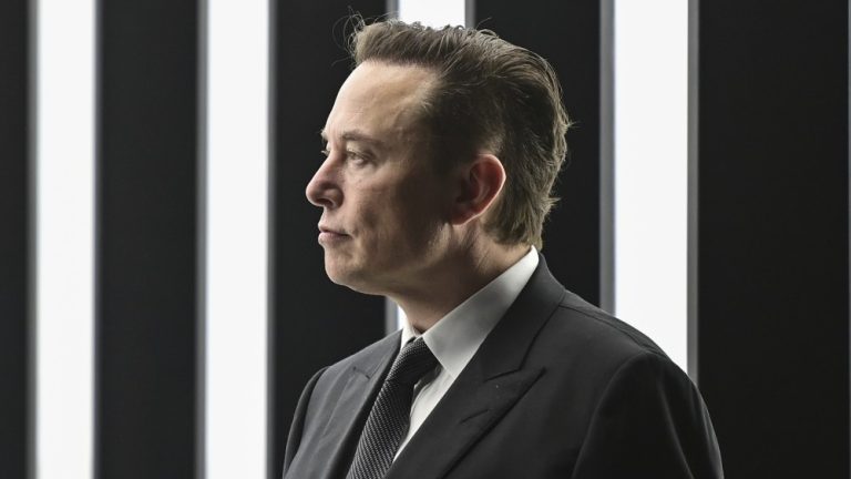 Elon Musk dit que Twitter essaiera de réembaucher certains des 6 300 employés qu'il a licenciés, se défend en comparant Soros à Magneto Les plus populaires doivent lire Inscrivez-vous aux newsletters Variety Plus de nos marques
	
	
