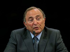 OTTAWA, CANADA - LE 27 MARS : Le commissaire de la LNH, Gary Bettman, prend la parole lors d'une conférence de presse avant un match entre les Panthers de la Floride et les Sénateurs d'Ottawa au Centre Canadian Tire le 27 mars 2023 à Ottawa, Ontario, Canada.  (Photo de Chris Tanouye/Freestyle Photography/Getty Images)