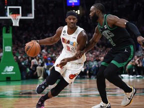 2 décembre 2022 ;  Boston, Massachusetts, États-Unis ;  L'attaquant des Miami Heat Jimmy Butler (22 ans) contrôle le ballon tandis que le garde des Boston Celtics Jaylen Brown (7 ans) défend pendant la première mi-temps au TD Garden.