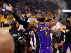 4 mai 2023 ;  San Francisco, Californie, États-Unis ;  L'attaquant des Los Angeles Lakers LeBron James (6) lance de la poudre en l'air avant le début du deuxième match des éliminatoires de la NBA 2023 contre les Golden State Warriors au Chase Center.