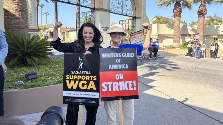 Fran Drescher, présidente de SAG-AFTRA, rejoint la ligne de piquetage de la WGA : "Cette grève est une grève pour tout le monde dans l'industrie"
	
	
