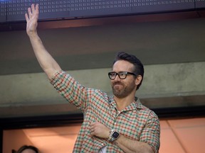 L'acteur Ryan Reynolds salue la foule alors qu'il assiste à un match à domicile des Sénateurs d'Ottawa au Centre Canadian Tire le 30 mars.