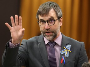 Le ministre de l'Environnement et du Changement climatique Steven Guilbeault se lève pendant la période des questions à la Chambre des communes sur la Colline du Parlement à Ottawa le jeudi 18 mai 2023.