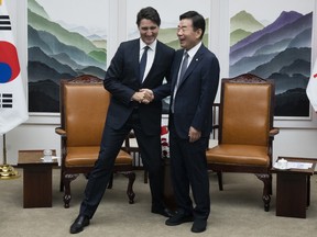 Le premier ministre Justin Trudeau plaisante avec le président de l'Assemblée nationale sud-coréenne Kim Jin-pyo alors qu'ils posent pour une photo avant une réunion bilatérale, le mercredi 17 mai 2023 à Séoul.