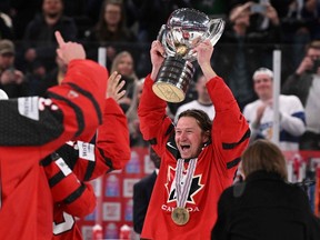 L'attaquant canadien Tyler Toffoli (R) brandit le trophée alors qu'ils célèbrent la victoire du match final des Championnats du monde de hockey sur glace masculin de l'IIHF entre le Canada et l'Allemagne à Tampere, en Finlande, le 28 mai 2023.