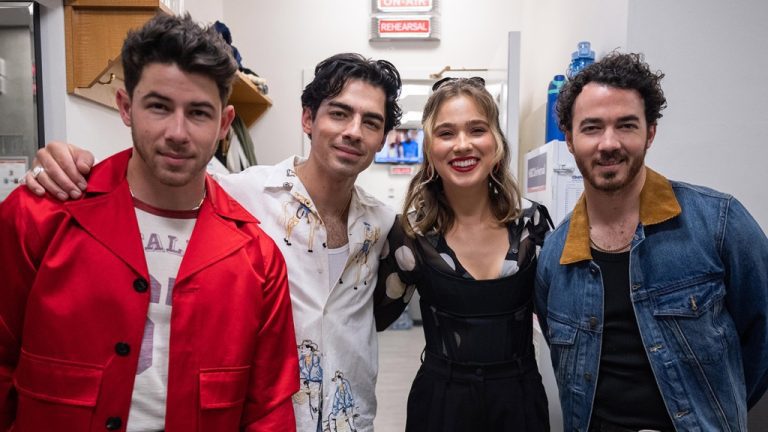 Haley Lu Richardson est la correspondante officielle des Jonas Brothers pour l'émission "Today"
