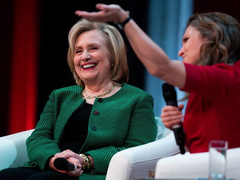 Hillary Clinton exhorte le Canada à maintenir son soutien à l’Ukraine et applaudit le plan de garde d’enfants