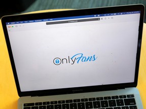 Le logo OnlyFans affiché sur un ordinateur portable.