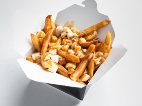 La poutine a été ajoutée au Merriam-Webster le 19 mai 2014, aux côtés d'un certain nombre d'autres entrées axées sur l'alimentation, notamment le pho et le turducken.