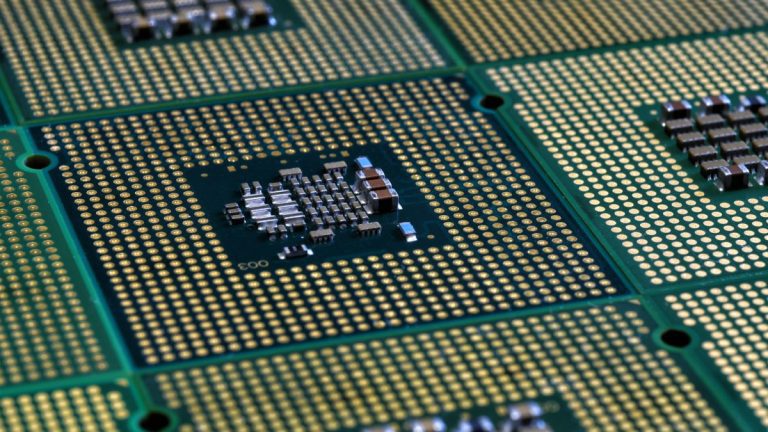 Intel déploie une mise à jour de sécurité du microcode non divulguée pour les processeurs revenant à Coffee Lake