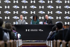 L'entraîneur-chef des Baltimore Ravens John Harbaugh, le quart-arrière Lamar Jackson et le directeur général Eric DeCosta parlent lors d'une conférence de presse au Under Armour Performance Center le 4 mai 2023 à Owings Mills, MD, Brent Skeen-USA TODAY Sports