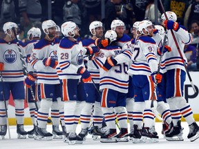 Les Oilers d'Edmonton célèbrent une victoire de 5-4 contre les Kings de Los Angeles dans le sixième match du premier tour des séries éliminatoires de la Coupe Stanley 2023 au Crypto.com Arena le 29 avril 2023 à Los Angeles, en Californie.  Les Oilers ont remporté la série contre les Kings 4-2.