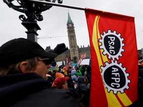 Des grévistes défilent sur la Colline du Parlement alors qu'environ 155 000 travailleurs syndiqués du secteur public de l'Alliance de la Fonction publique du Canada (AFPC) ont poursuivi leur grève le 26 avril.