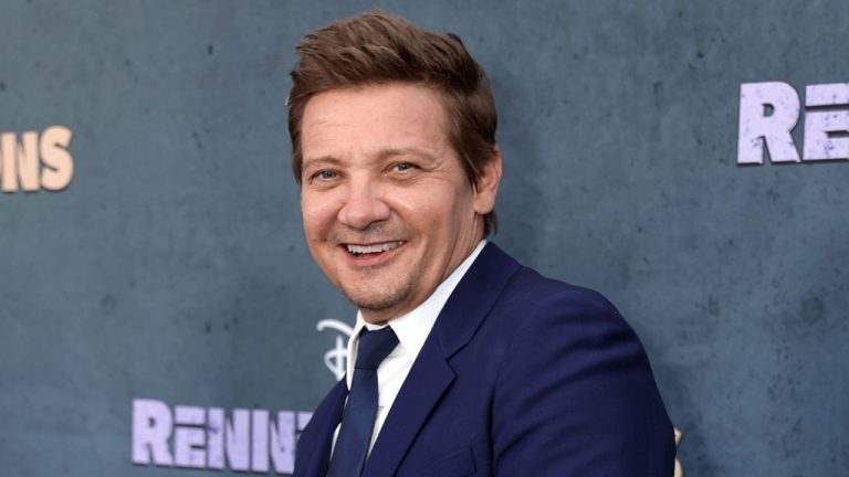 Jeremy Renner partage des messages positifs pendant le chemin de la guérison : "Le corps est miraculeux"
