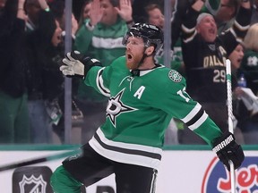 Joe Pavelski des Stars de Dallas célèbre un but gagnant en avantage numérique contre les Golden Knights de Vegas pendant les prolongations lors du quatrième match de la finale de la Conférence de l'Ouest des séries éliminatoires de la Coupe Stanley 2023 au American Airlines Center le 25 mai 2023 à Dallas, au Texas.