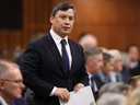 DOSSIER: Le porte-parole conservateur en matière d'affaires étrangères Michael Chong se lève pendant la période des questions à la Chambre des communes sur la Colline du Parlement à Ottawa le lundi 13 février 2023.