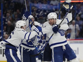 Le capitaine des Maple Leafs John Tavares (91) célèbre son but en prolongation contre le Lightning lors du sixième match, le samedi 29 avril 2023, à Tampa, en Floride.