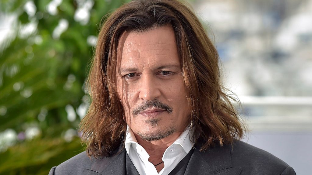 Johnny Depp se fracture la cheville et retarde les dates de la tournée américaine de Hollywood Vampires
