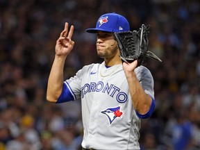 Jose Berrios # 17 des Blue Jays de Toronto salue la foule après avoir quitté le match lors de la septième manche contre les Pirates de Pittsburgh lors d'un match inter-ligue au PNC Park le 6 mai 2023 à Pittsburgh, en Pennsylvanie.