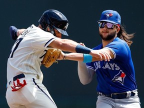 Bo Bichette tague Edouard Julien des Twins.