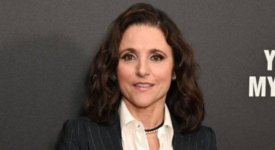 Julia Louis-Dreyfus parle d'une éventuelle grève SAG-AFTRA, déclare que davantage d'acteurs devraient être en mesure de "gagner un salaire décent"