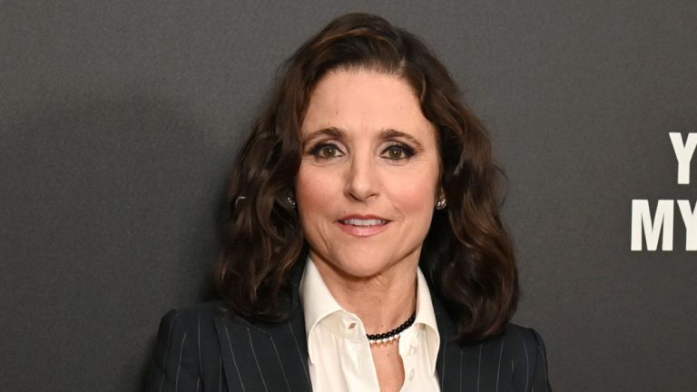 Julia Louis-Dreyfus parle d'une éventuelle grève SAG-AFTRA, déclare que davantage d'acteurs devraient être en mesure de "gagner un salaire décent"
	
	
