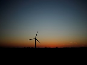 Une éolienne vue au coucher du soleil en Grande-Bretagne.