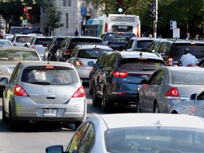 Des véhicules coincés dans un embouteillage à Montréal