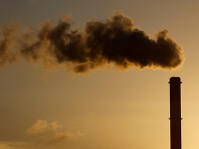 Émissions de la cheminée d'une centrale électrique au charbon en France.