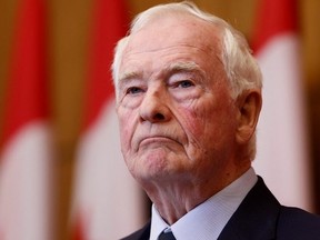 David Johnston, rapporteur spécial sur l'ingérence étrangère, tient une conférence de presse sur ses conclusions et recommandations à Ottawa, le 23 mai 2023.