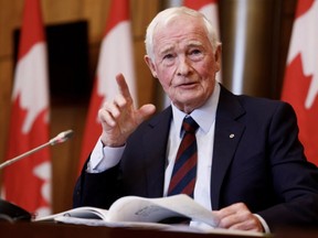 David Johnston, rapporteur spécial sur l'ingérence étrangère, tient une conférence de presse sur ses conclusions et recommandations, à Ottawa, le 23 mai 2023.