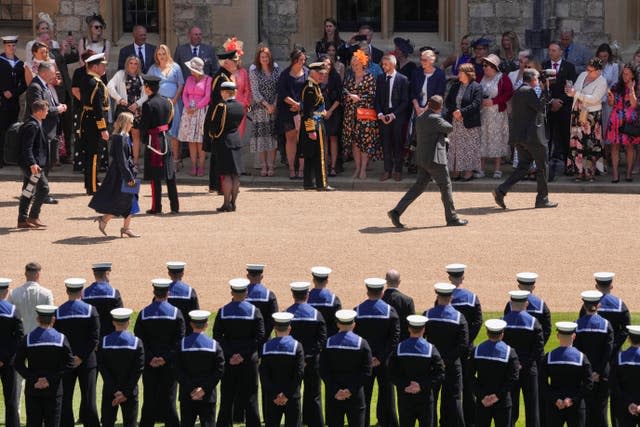 King présente les honneurs de l'Ordre royal de Victoria