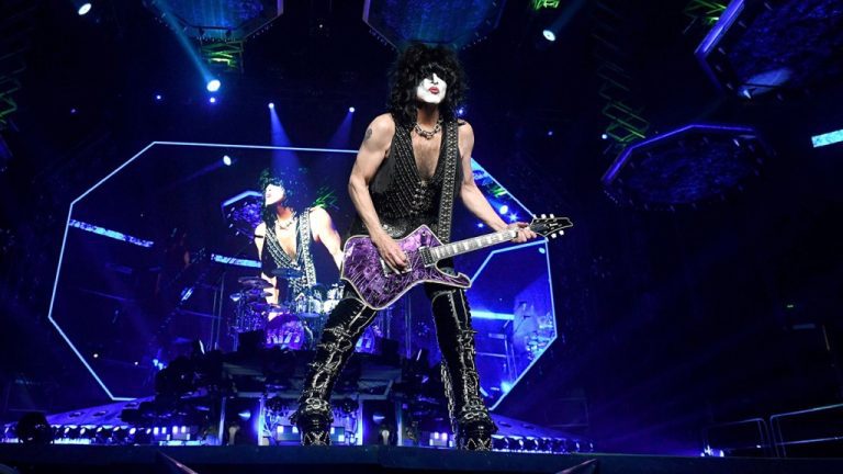 Kiss' Paul Stanley dit qu'encourager les enfants à la transition de genre est une "mode dangereuse"
