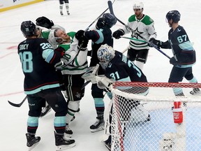 Ty Dellandrea # 10 des Dallas Stars bouscule Justin Schultz # 4 du Seattle Kraken lors du match 6.