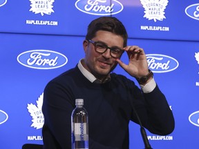 Le directeur général des Maple Leafs de Toronto, Kyle Dubas, parle de sa famille et de son avenir avec l'organisation sur le podium lors de la journée de nettoyage des casiers à Toronto le lundi 15 mai 2023.