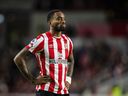 DOSSIER – Ivan Toney de Brentford lors du match de football de Premier League entre Brentford et Bournemouth au stade communautaire de Londres, en Angleterre, le samedi 14 janvier 2023. Toney a été suspendu pendant huit mois par l'Association anglaise de football pour avoir enfreint ses règles de pari.  La FA dit que l'international anglais a été banni 