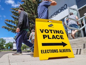 Les Calgariens votent lors d'un vote par anticipation pour l'élection provinciale au Haysboro Community Centre à Calgary le mardi 23 mai 2023.