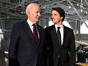 Le président américain Joe Biden et le premier ministre canadien Justin Trudeau arrivent pour assister à un dîner de gala au Musée canadien de l'aviation et de l'espace à Ottawa, Canada, le 24 mars 2023.